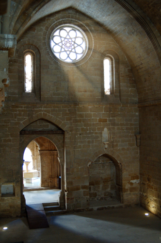 Fachado de entrada desde el claustro al refectorio del monasterio de Rueda